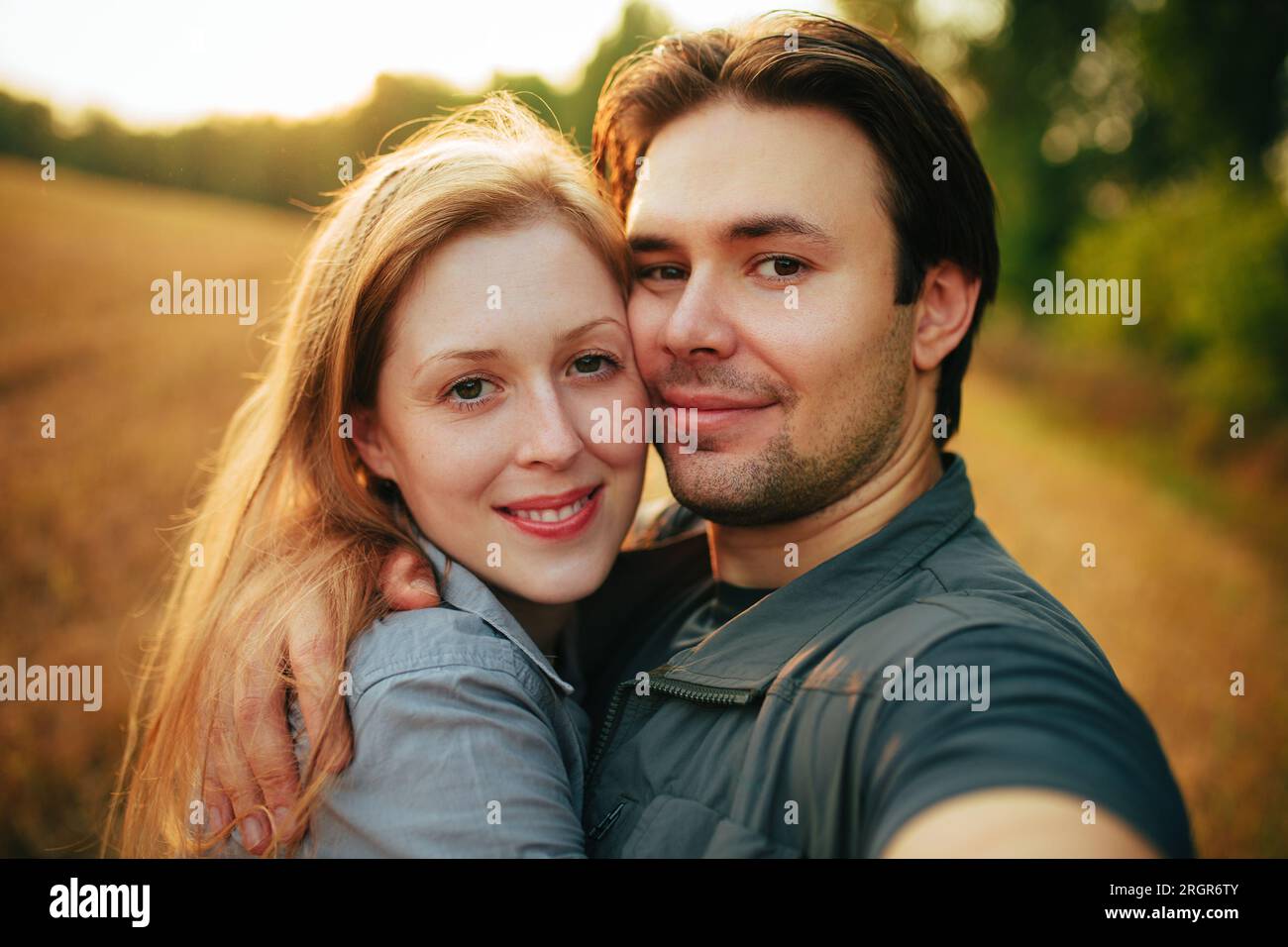 Ritratto di una giovane coppia felice sul campo Foto Stock