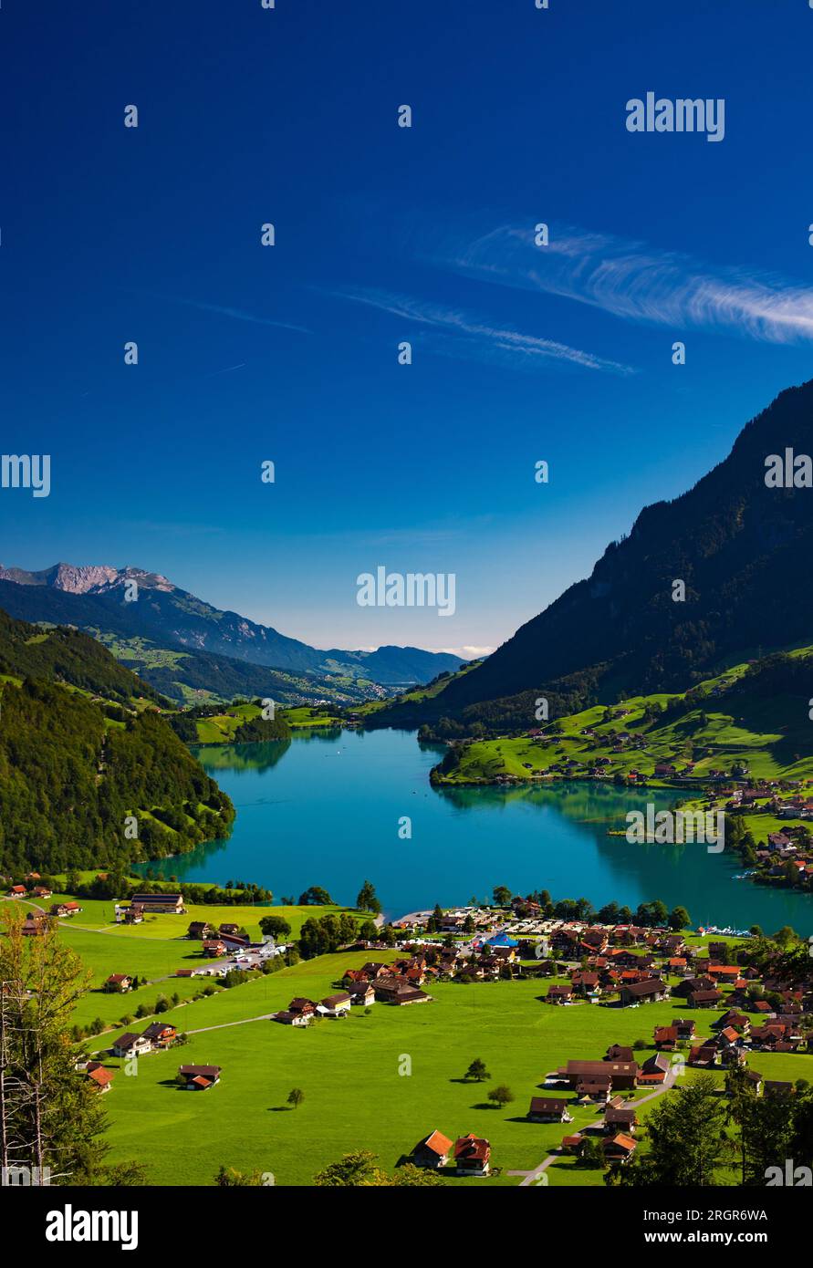 Alpi paesaggio montano estivo con lago Foto Stock