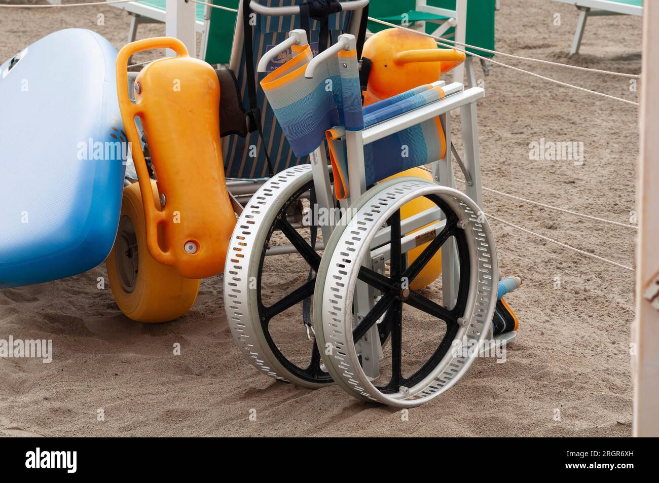 Sedia a rotelle utilizzata per consentire a persone disabili sulla spiaggia Foto Stock