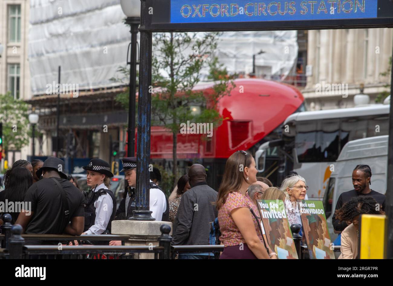 POLIZIA OXFORD STREET © Jeff Moore - gli agenti di polizia pattugliano Oxford Street questo pomeriggio dopo che il dirigente di Marks & Spencer Sacha Berendji ha detto che Oxfor Foto Stock