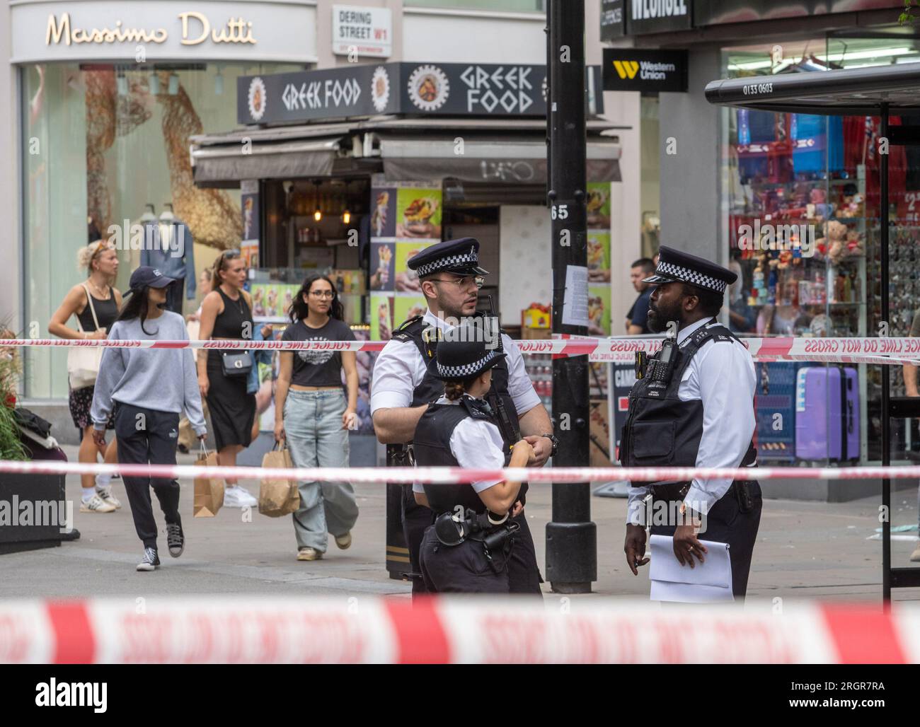 POLIZIA OXFORD STREET © Jeff Moore - agenti di polizia sulla scena di un incidente che ha coinvolto un autobus a Oxford Street questo pomeriggio dopo Marks & Spencer Foto Stock