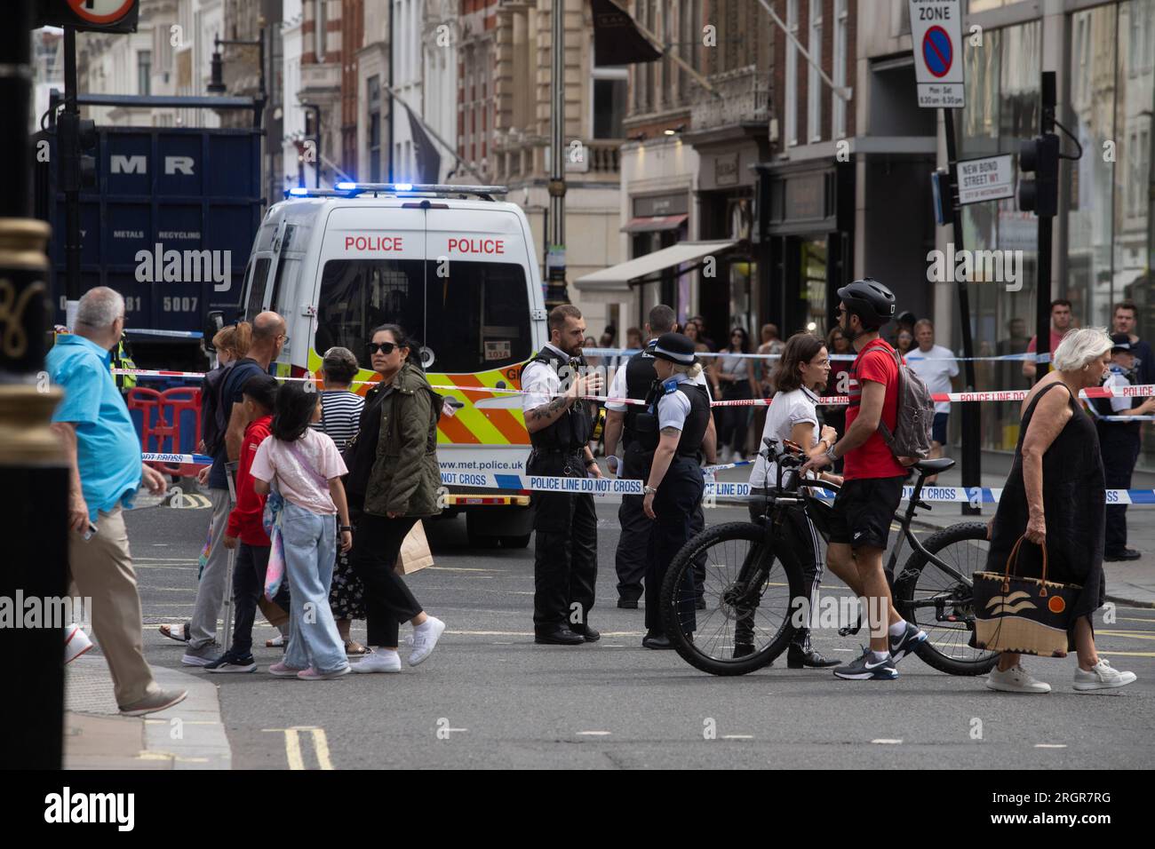 POLIZIA OXFORD STREET © Jeff Moore - agenti di polizia sulla scena di un incidente che ha coinvolto un autobus a Oxford Street questo pomeriggio dopo Marks & Spencer Foto Stock