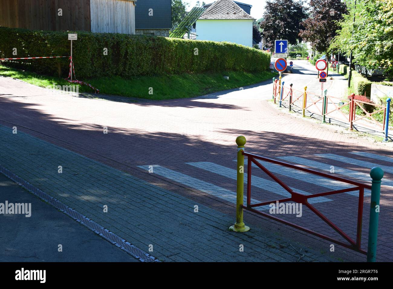strada di colore diverso per una passeggiata scolastica Foto Stock