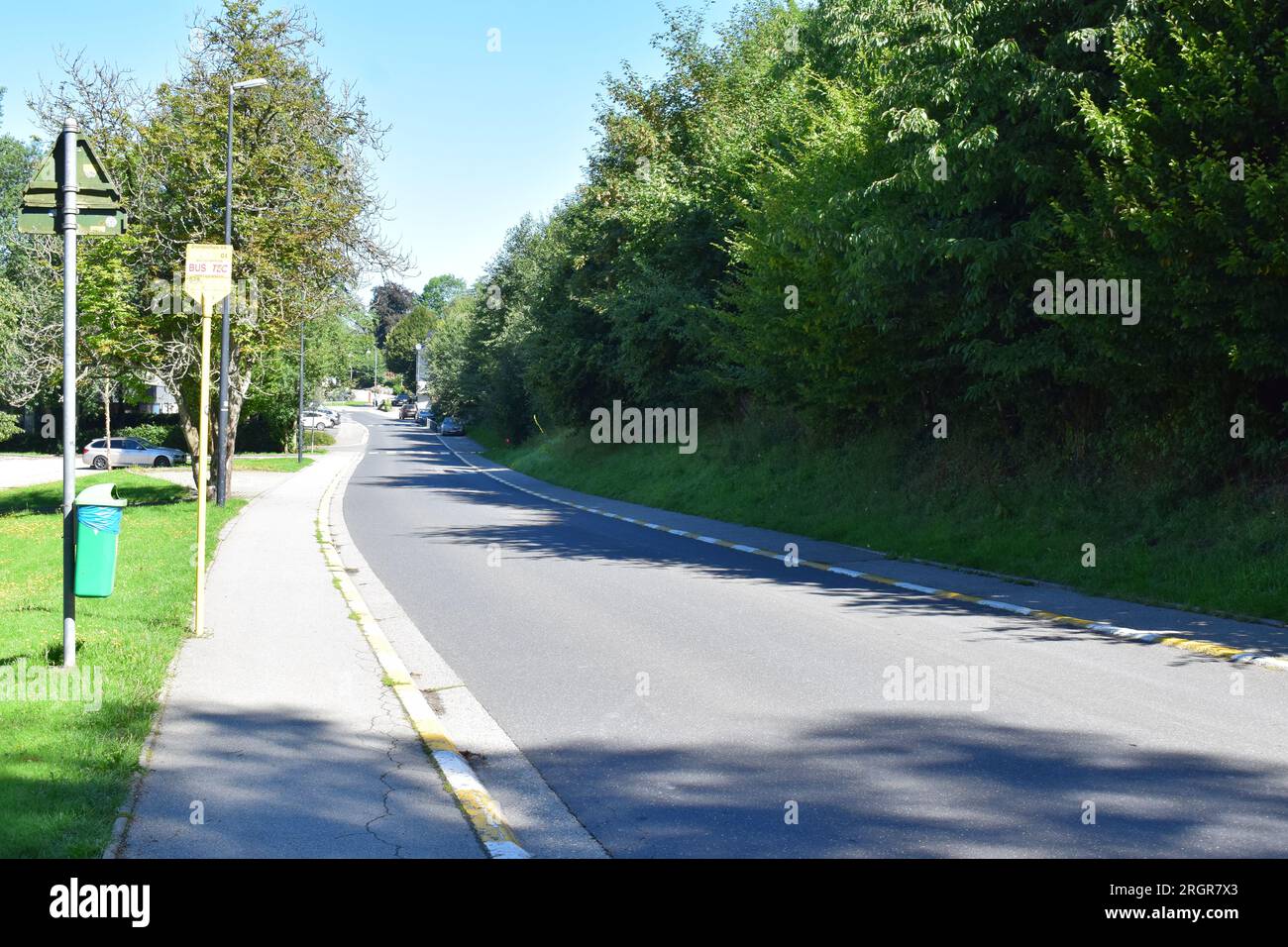 una piccola strada cittadina con una fermata dell'autobus Foto Stock