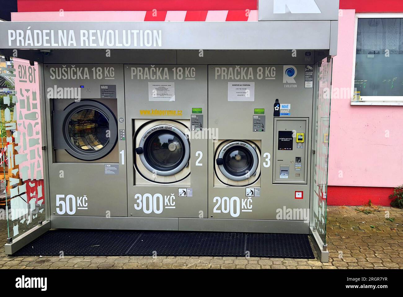 Lavanderia self-service, lavatrici e asciugatrici all'aperto per lavarsi da soli, lavare vestiti sporchi e biancheria da letto, Pilsen, Cechia, 2023-06-30 Foto Stock