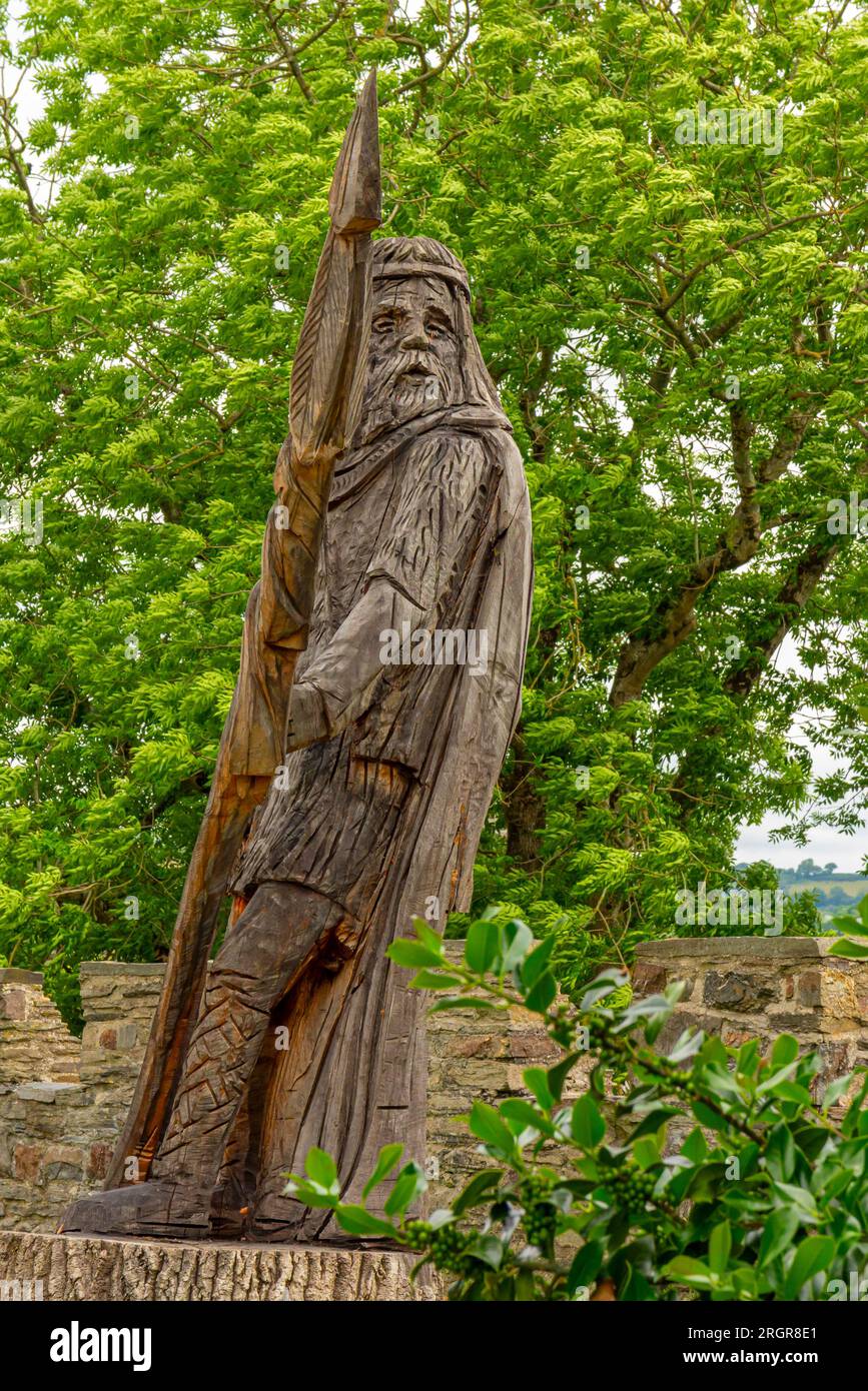 Scultura in legno scolpita di Lord Rhys creata nel 2021 dall'artista Simon Hedger nei giardini del castello di Cardin a Ceredigion, Galles, Regno Unito. Foto Stock