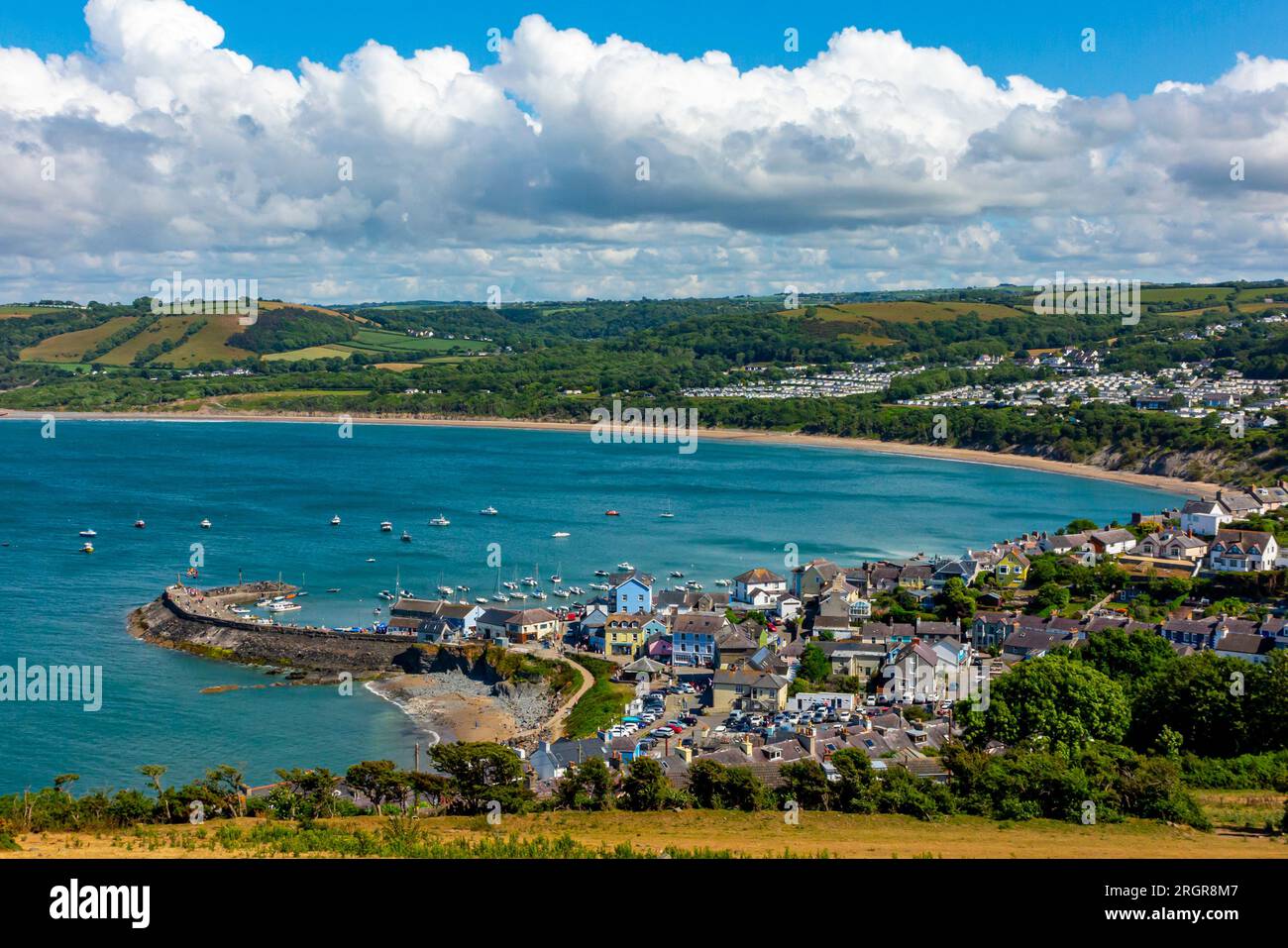 Vista dalla spiaggia e dal porto di New Quay, una località balneare affacciata sulla Baia di Cardigan a Ceredigion, Galles occidentale, Regno Unito Foto Stock