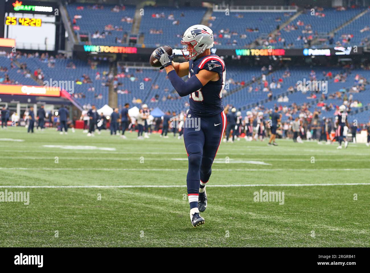 10 agosto 2023; Foxborough, ma, Stati Uniti; il tight end dei New England Patriots Mike Gesicki (88) durante i trapani di ricezione prima della gara di pre-stagione tra gli Houston Texans e i New England Patriots al Gillette Stadium. Anthony Nesmith/CSM (immagine di credito: © Anthony Nesmith/Cal Sport Media) Foto Stock