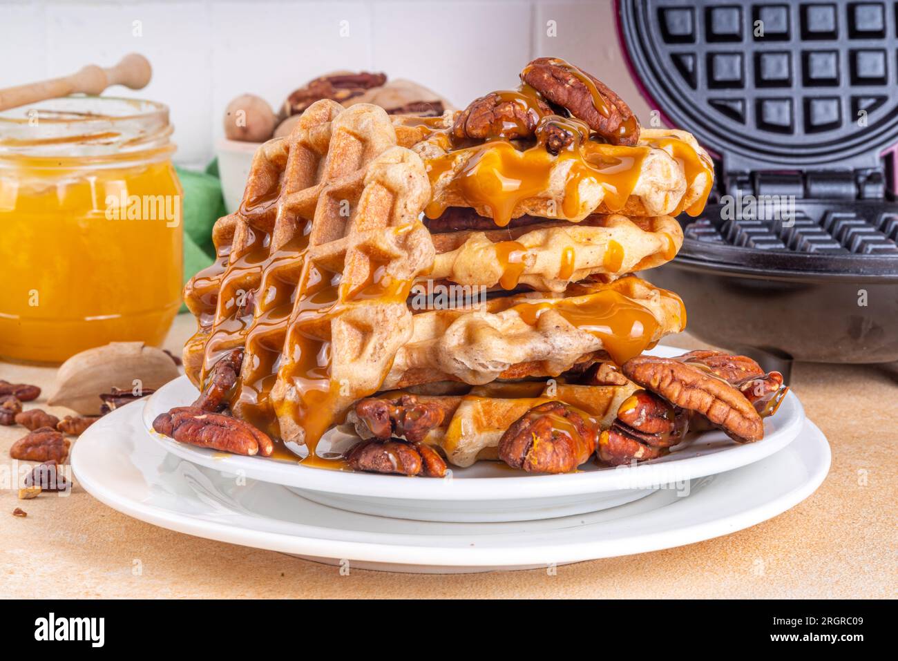 Waffle belgi allo sciroppo d'acero di pecan con salsa al caramello, ricetta di cottura fatta in casa idea di torta d'autunno Foto Stock
