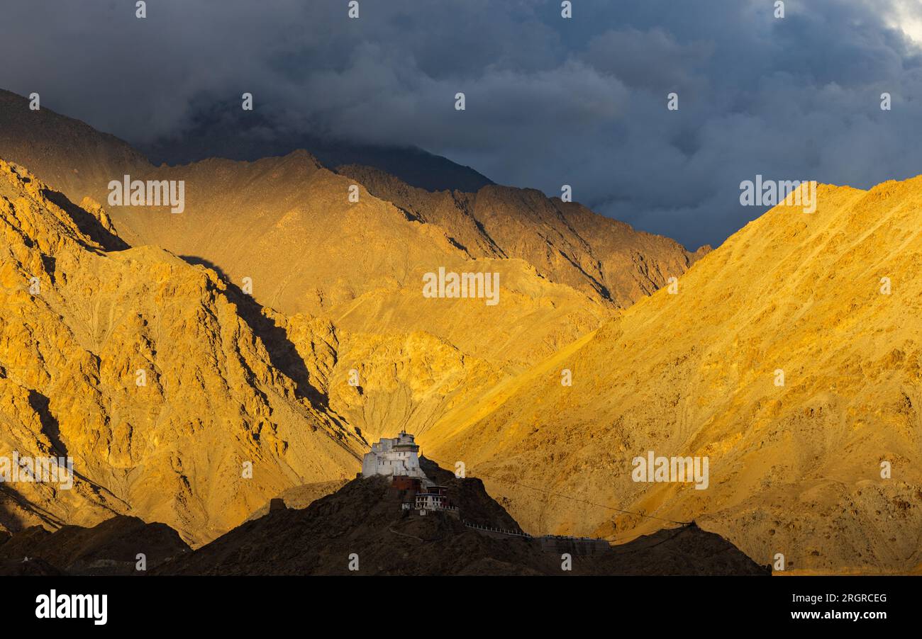 Vista di un famoso punto di riferimento nella città di Leh, Namgyal Tsemo, a Ladakh, India, il 10 agosto 2023 Foto Stock