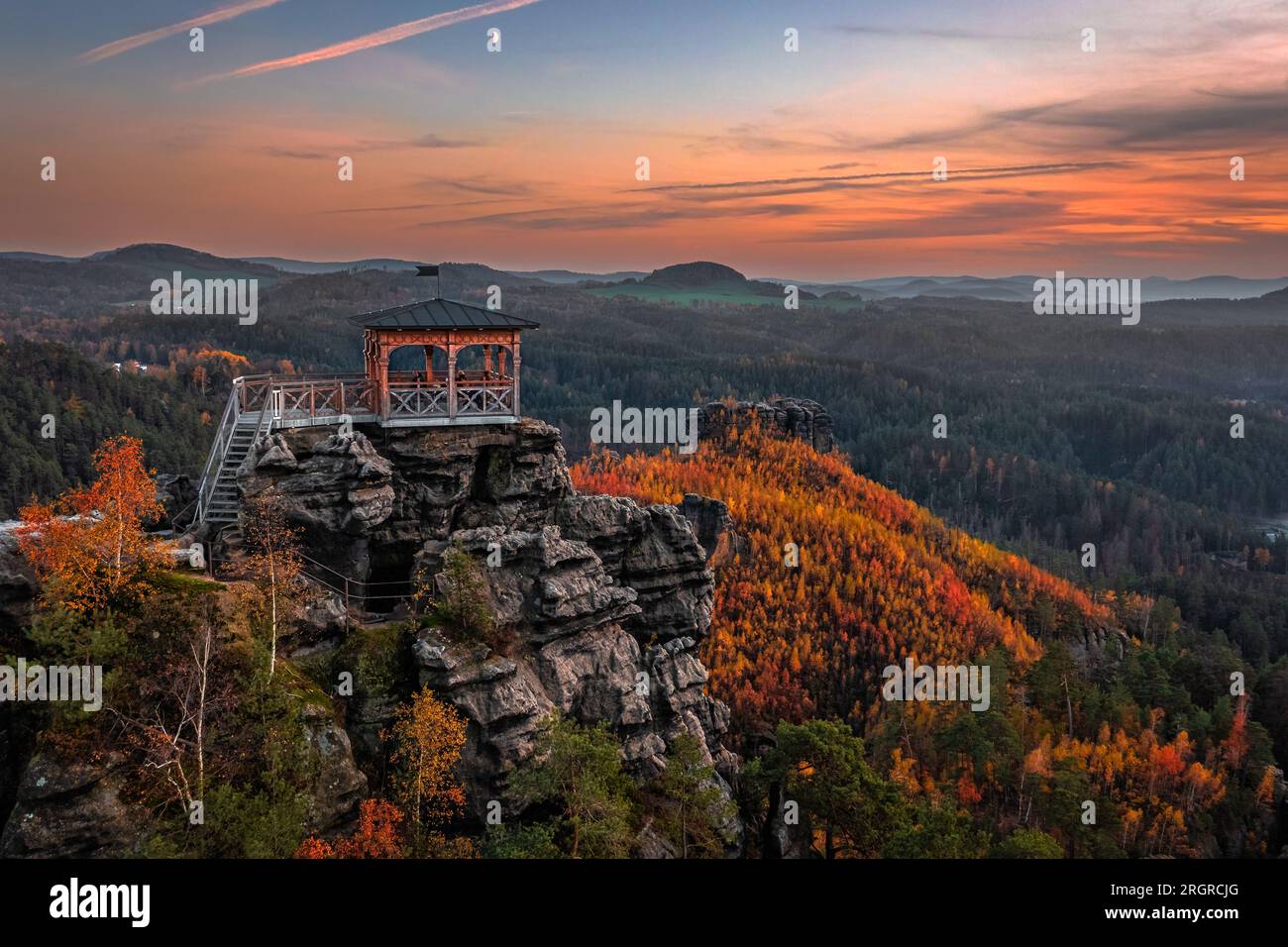 Jetrichovice, Repubblica Ceca - veduta aerea di Mariina Vyhlidka (vista di Maria) con un bellissimo paesaggio autunnale ceco e coloratissimo sole dorato Foto Stock