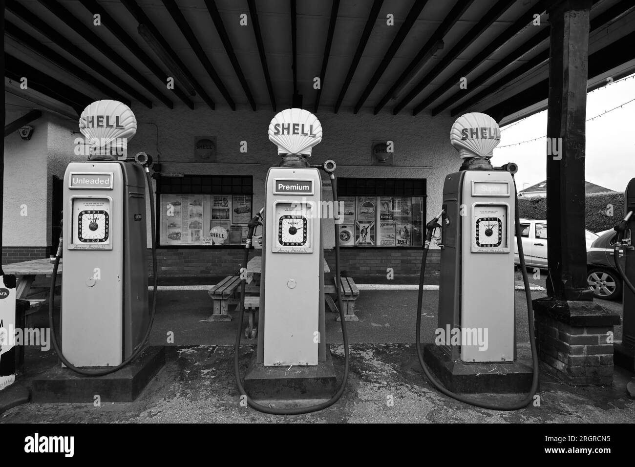 Pompe Shell vintage retrò Colyford Central Garage, stazione di rifornimento Devon Foto Stock