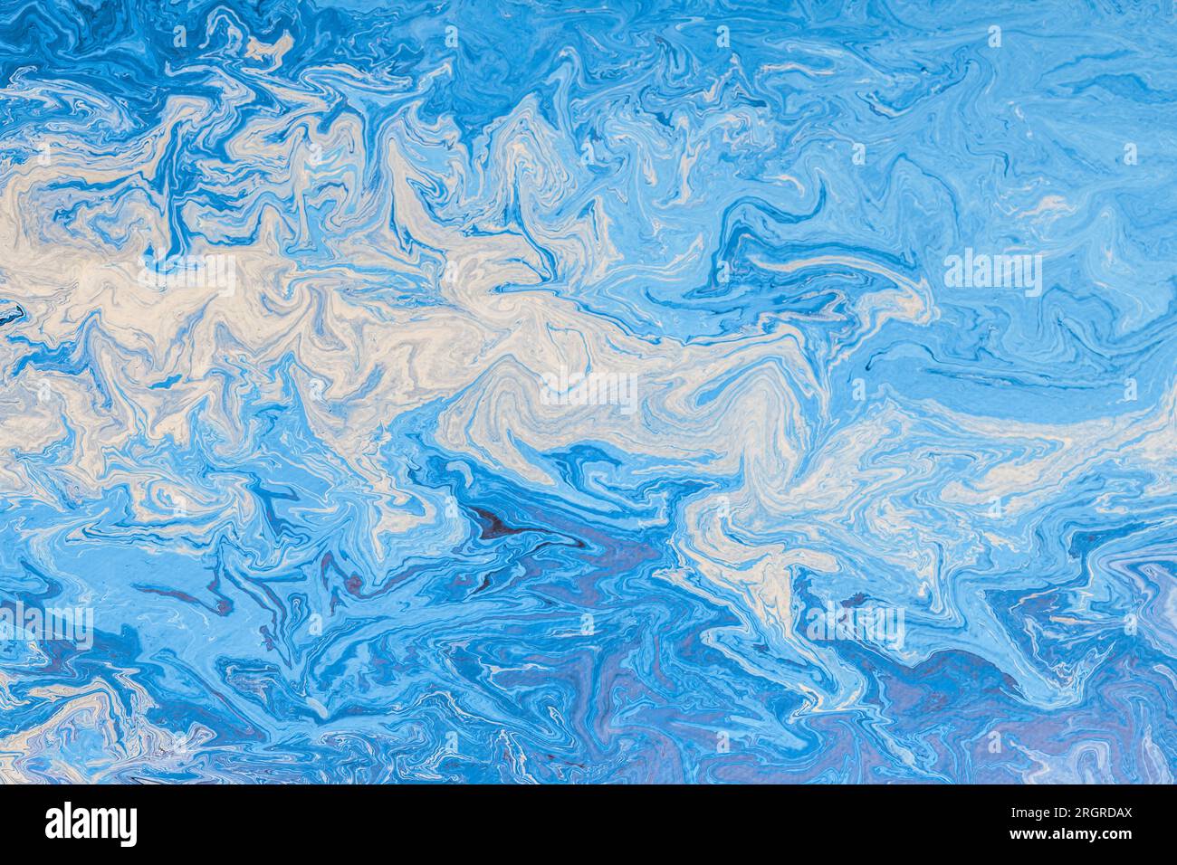 Texture astratta marmorizzata blu e bianca con motivi vorticosi e uno sfondo fluido e artistico. Foto Stock