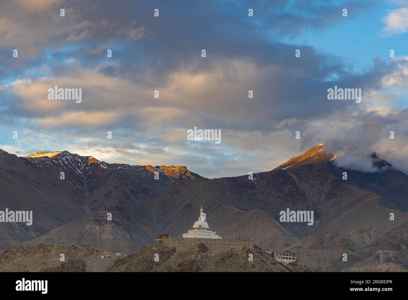 Shanti Stupa, un famoso punto di riferimento nella città di Leh, India, il 23 luglio 2023 Foto Stock