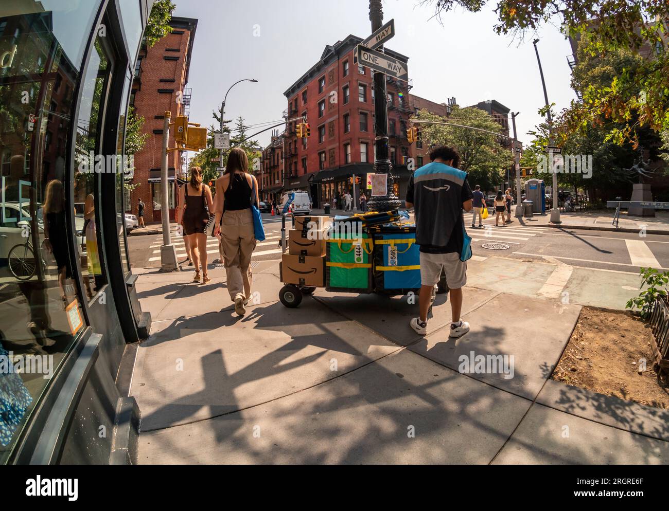 Amazon worker nel Greenwich Village di New York domenica 6 agosto 2023. (©ÊRichard B. Levine) Foto Stock