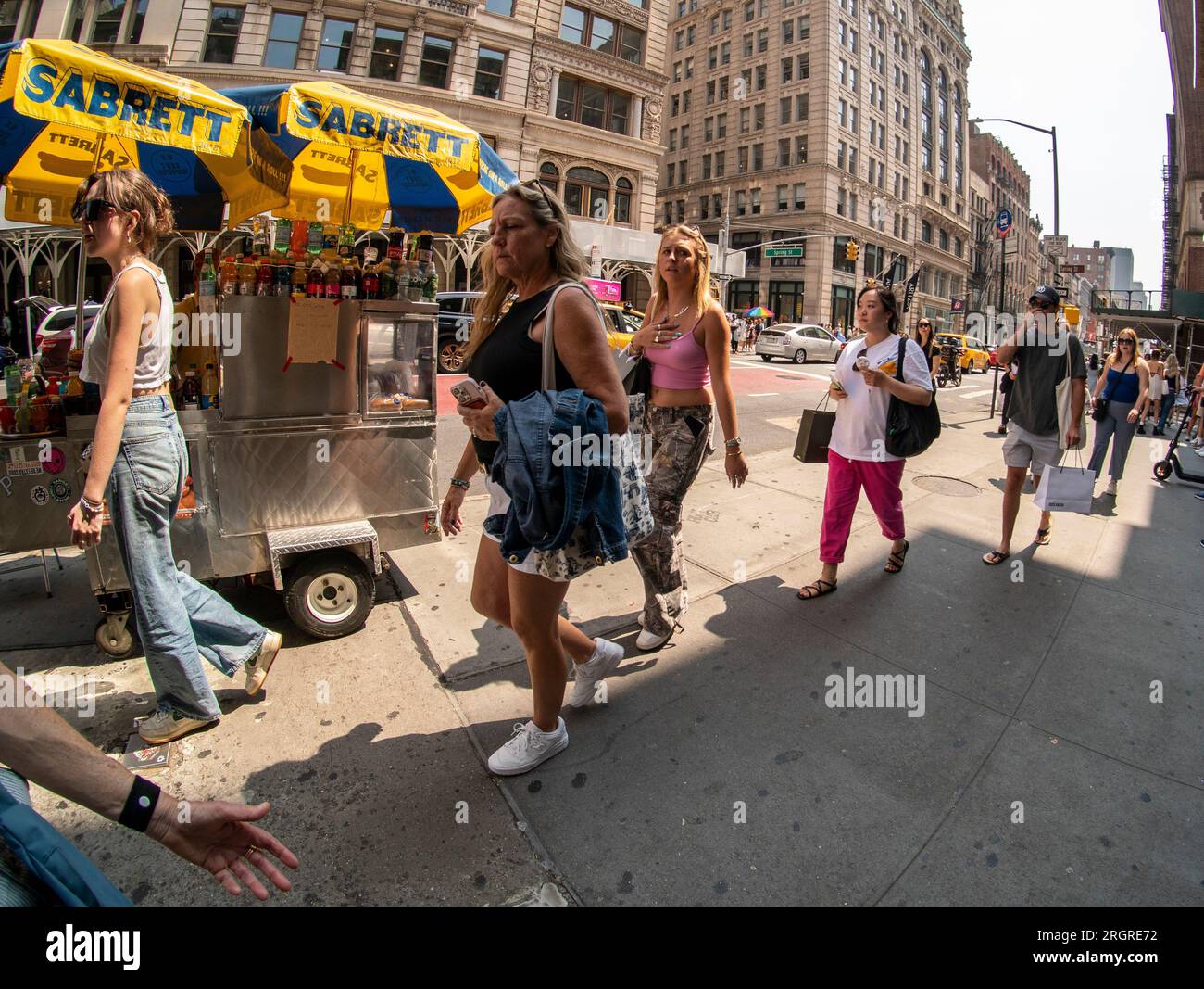 La folla di acquirenti nel quartiere Soho di New York domenica 6 agosto 2023. (© Richard B. Levine) Foto Stock