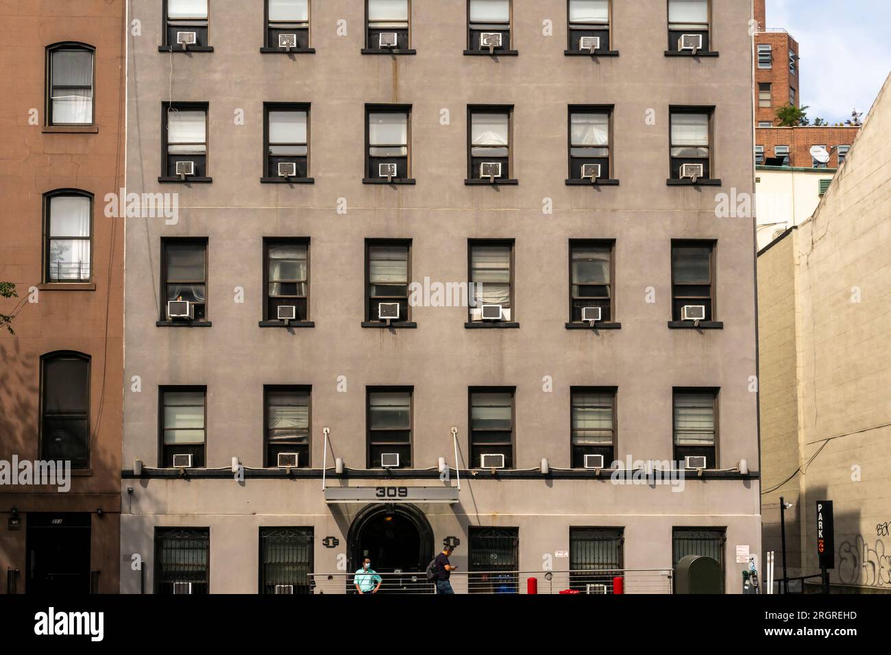 I condizionatori d'aria per finestre spuntano dalle finestre di un edificio a New York sabato 5 agosto 2023. © Richard B. Levine) Foto Stock