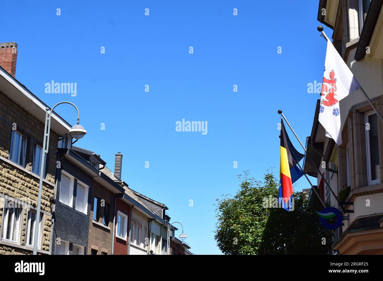sventolando bandiere per le strade Foto Stock