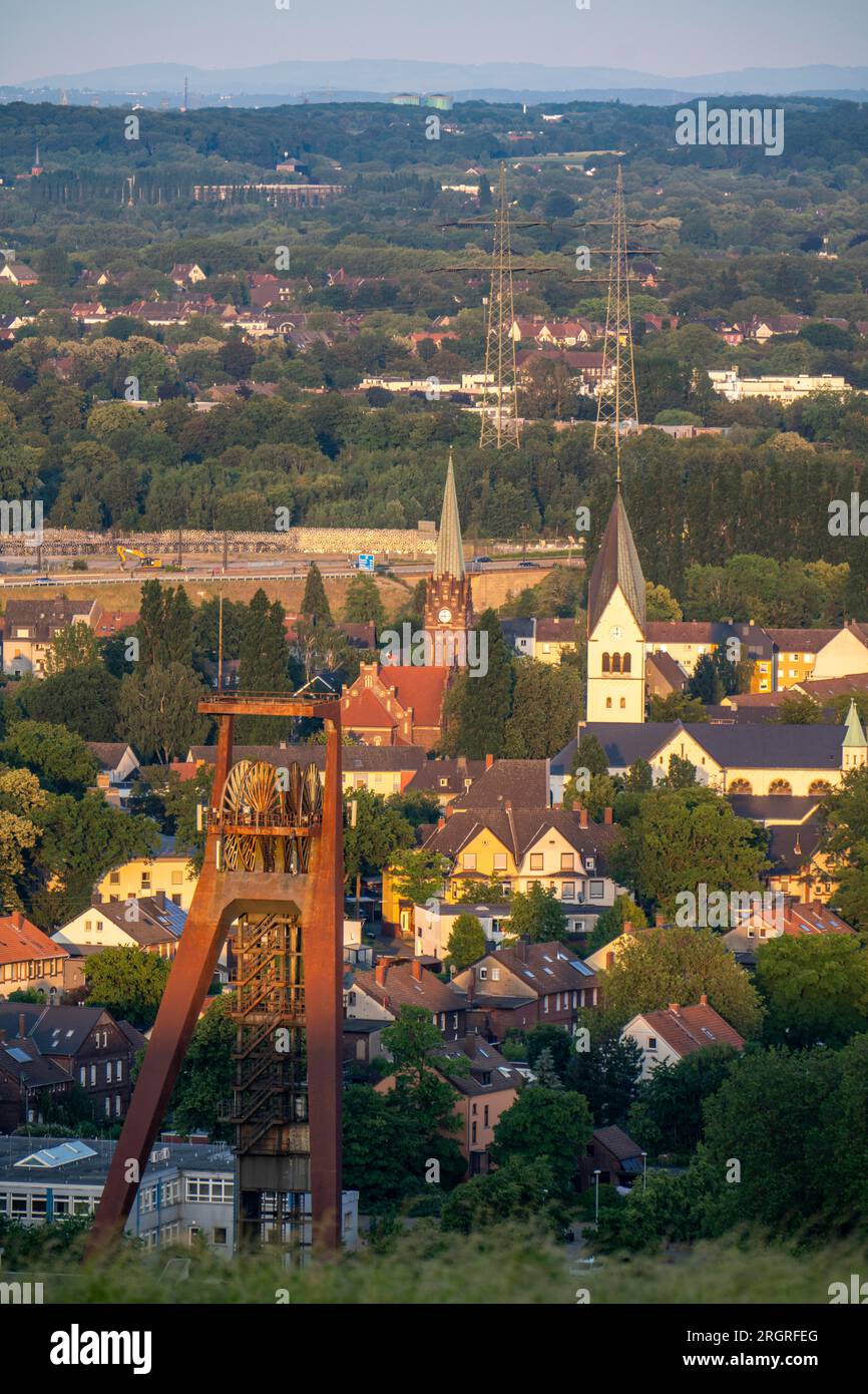 Casa di campagna, case a schiera, appartamenti, parti di ex tenuta mineraria a Recklinghausen-Hochlarmark, torre tortuosa di Foto Stock