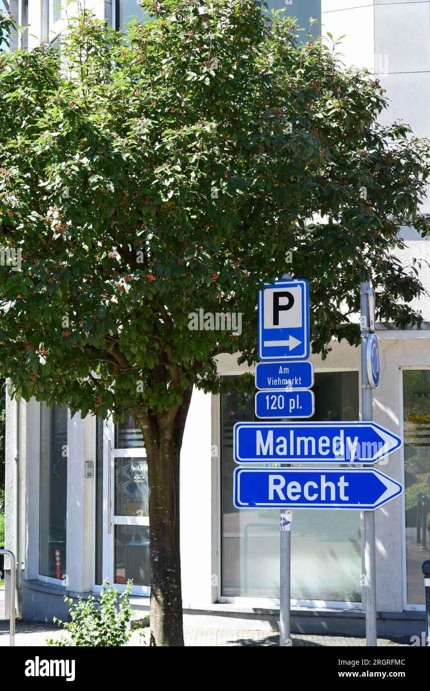 Indicazioni per Malmedy, Recht e un parcheggio Foto Stock