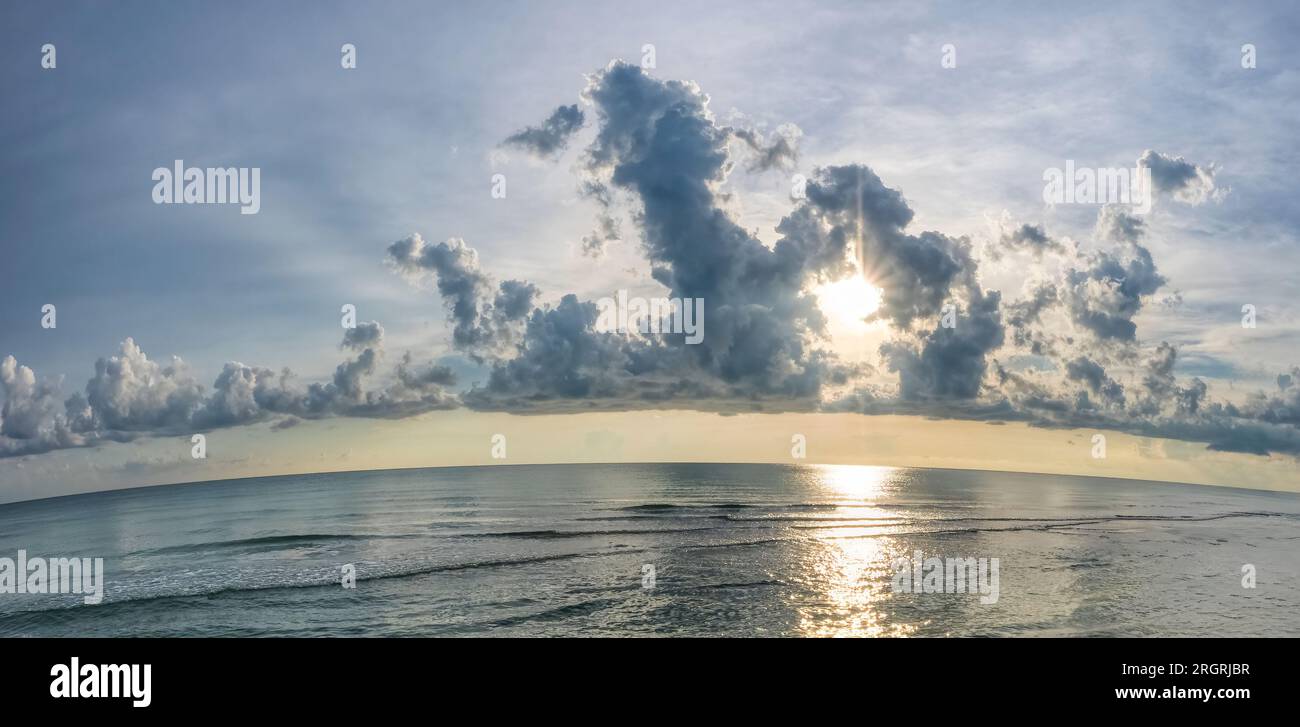 Nel tardo pomeriggio, sole e nuvole sul Golfo del Messico da Venice Beach a Venice, Florida, USA Foto Stock