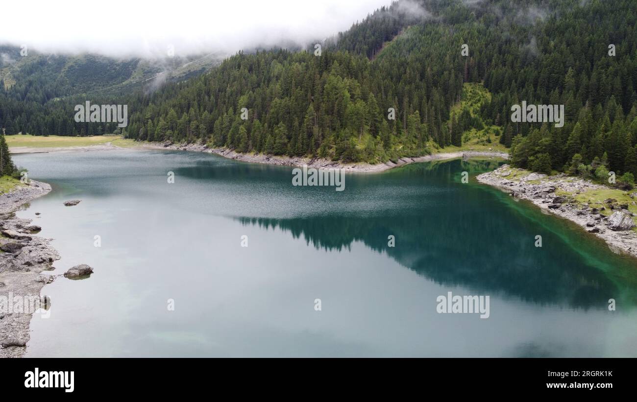 Oberberger SEE in den Stubaier Alpen, in Tirol (Österreich) - Ein wunderschöner Bergsee mit grünem Wasser - Luftbilder - Drohne Foto Stock