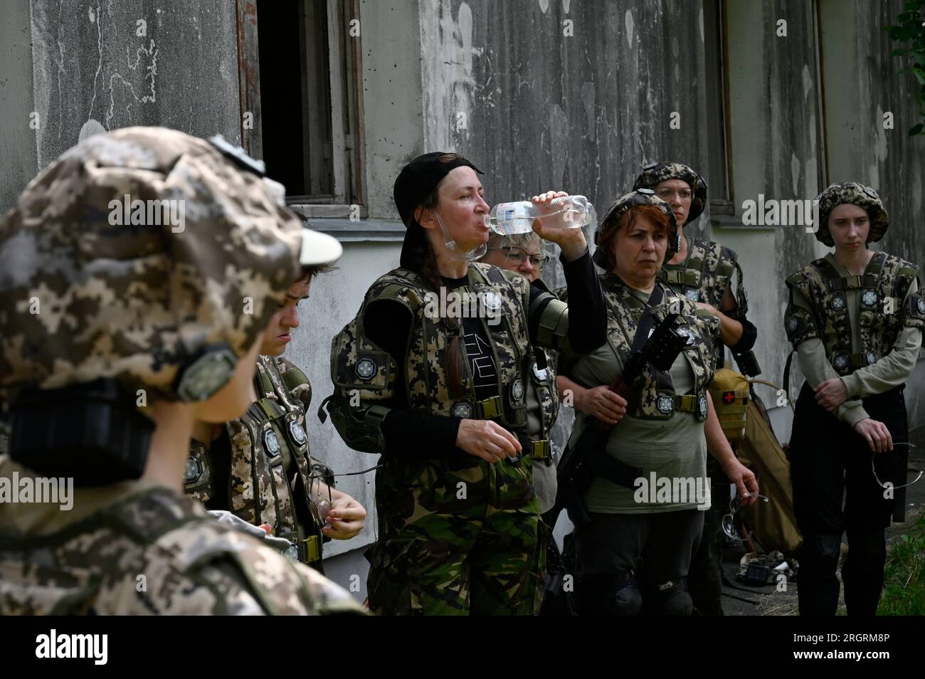 Kiev, Ucraina. 11 agosto 2023. Gli ucraini frequentano un addestramento militare durante un corso di formazione di cinque giorni per la resistenza nazionale per i civili nella regione di Kiev nel mezzo dell'invasione russa dell'Ucraina. (Foto di Sergei Chuzavkov/SOPA Images/Sipa USA) credito: SIPA USA/Alamy Live News Foto Stock