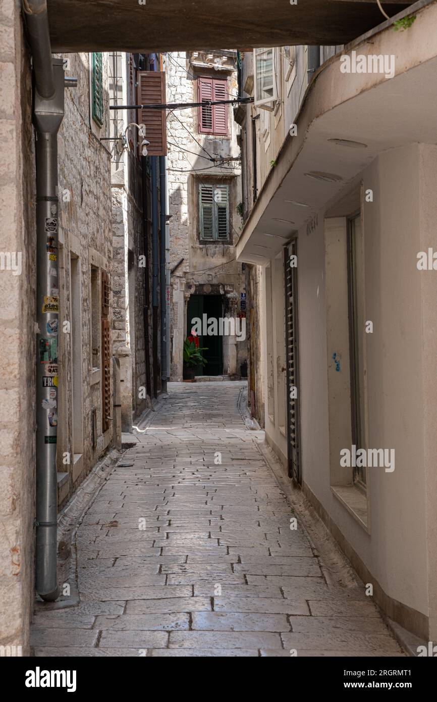 La città vecchia di Sibenik in Croazia. Strade strette, edifici d'epoca e finestre di vecchie case. Sito patrimonio mondiale dell'UNESCO, città di marmo di Sibenik Foto Stock