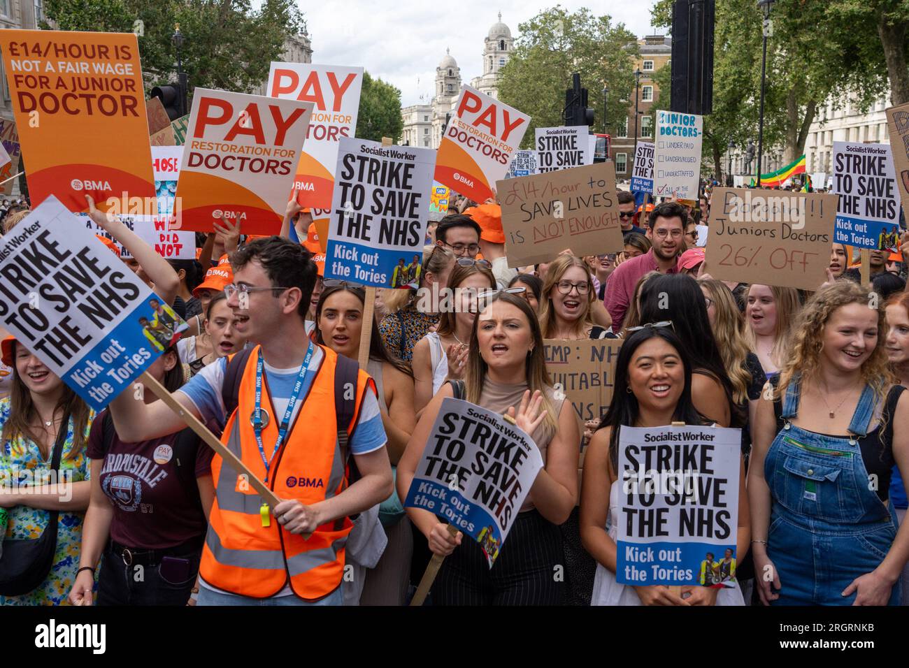 I medici protestano - JEFF MOORE - i giovani medici manifestano per una paga equa fuori Downing Street a Whitehall questo pomeriggio. 11/08/2023 Foto Stock