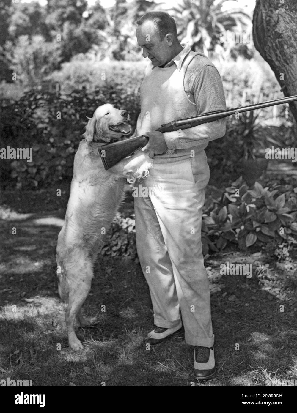 Atherton, California: 11 luglio 1936 la star del baseball Ty Cobb si rilassa con il suo cane dopo la caccia. Foto Stock
