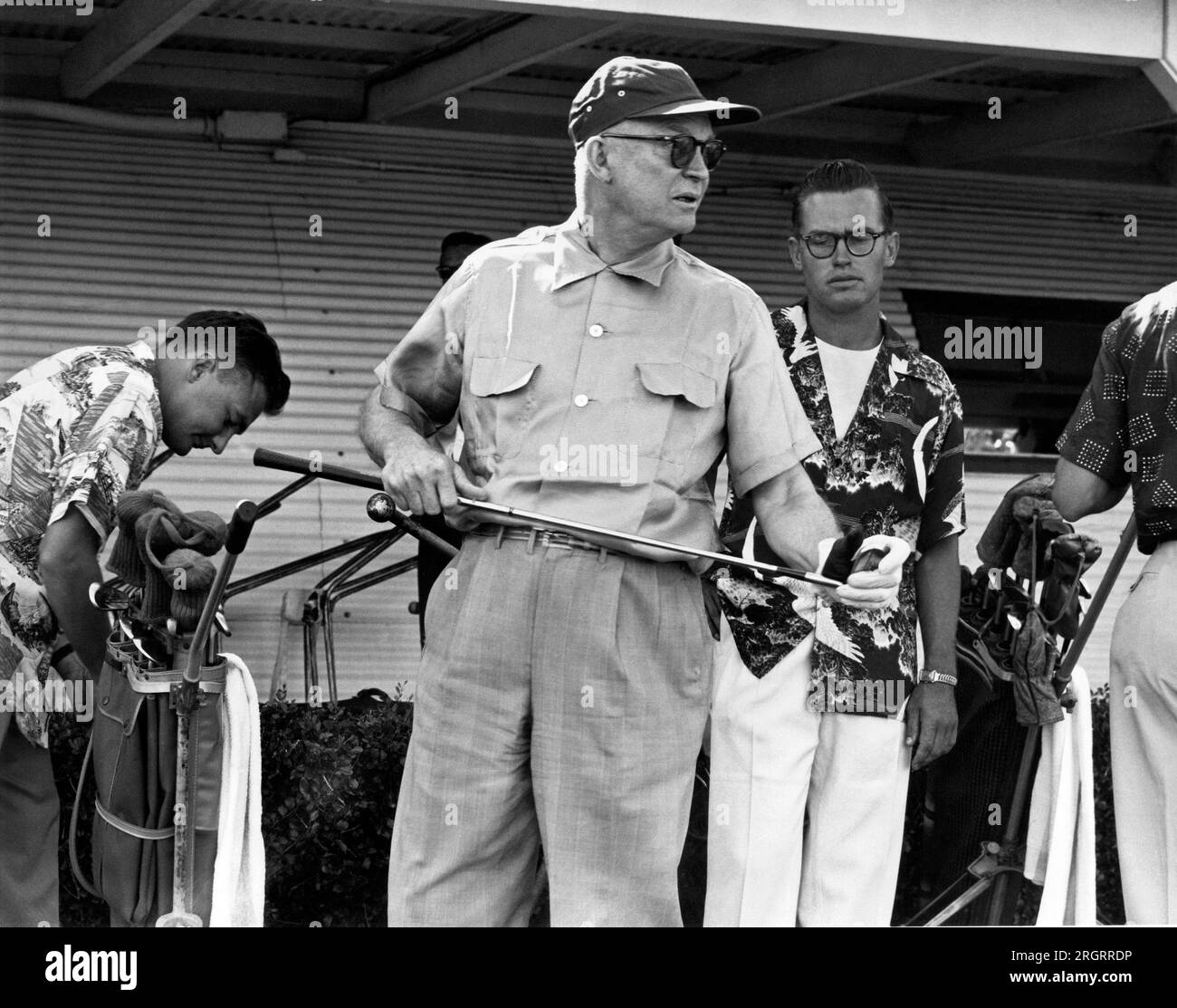 Kaneohe, Hawaii: 1951 il presidente eletto Ike Eisenhower al campo da golf Marine Air Station dopo il suo arrivo alle Hawaii a bordo dell'incrociatore della Marina degli Stati Uniti "Helena". Foto Stock