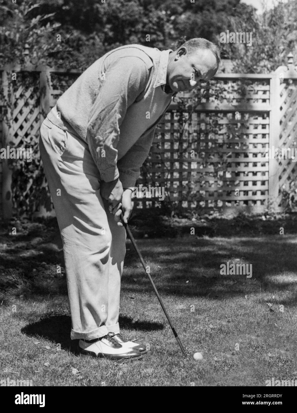 Atherton, California: 11 luglio 1936 la star del baseball Ty Cobb pratica il putting nella sua casa in California. Foto Stock