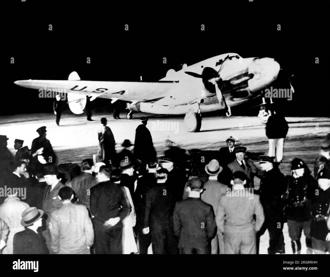 Parigi, Francia: 12 luglio 1938 la scena all'aeroporto di le Bourget all'alba mentre Howard Hughes e l'equipaggio si preparano a partire per Mosca nella prossima tappa del loro volo intorno al mondo. Foto Stock