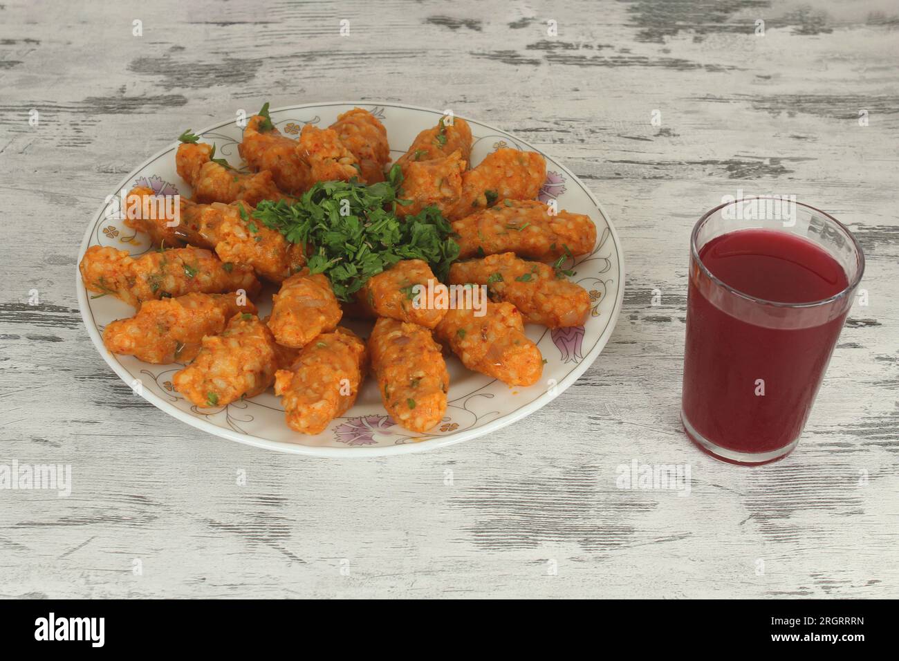 Gnocchi di patate in un piatto bianco sul tavolo. Idea vegana e di cibo sano. Gnocchi di patate noti come "patatesli bulgur kofte" ad Hatay, Turkiye. Foto Stock