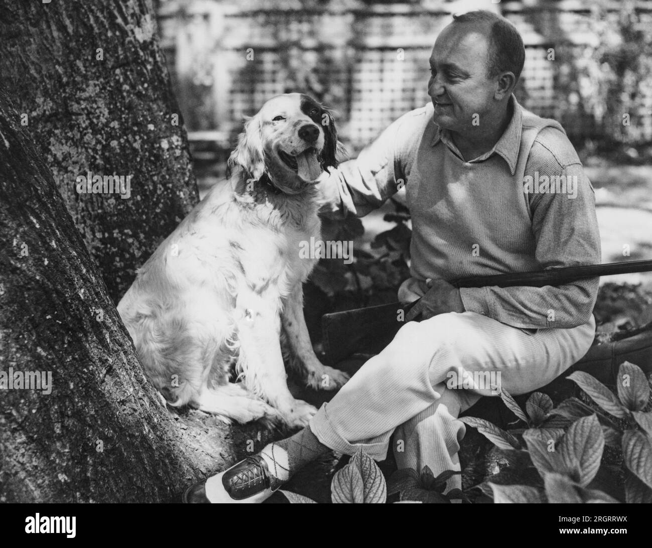 Atherton, California: 11 luglio 1936 la star del baseball Ty Cobb si rilassa con il suo cane dopo la caccia. Foto Stock