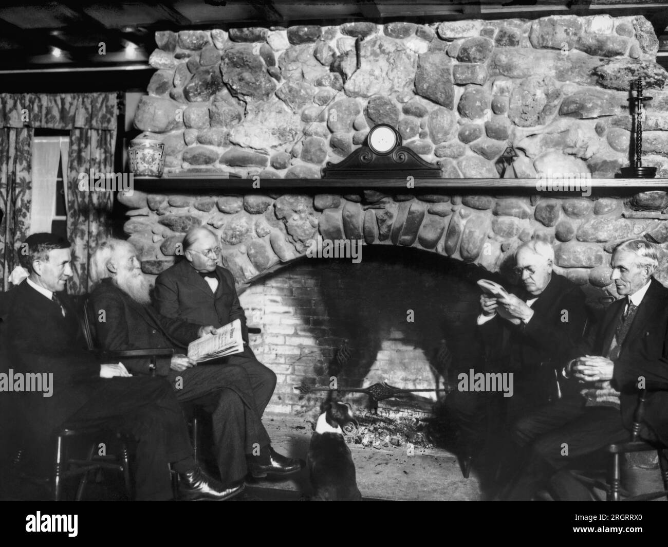 Napanoch, New York: c. 1920 i famosi quattro che visitano lo Yama Farms Inn a The Catskills. Da sinistra a destra, Harvey Firestone, John Burroughs, il proprietario Frank Seaman, Thomas Edison, e Henry Ford. L'orologio sul mantello non ha mani o ore. Foto Stock