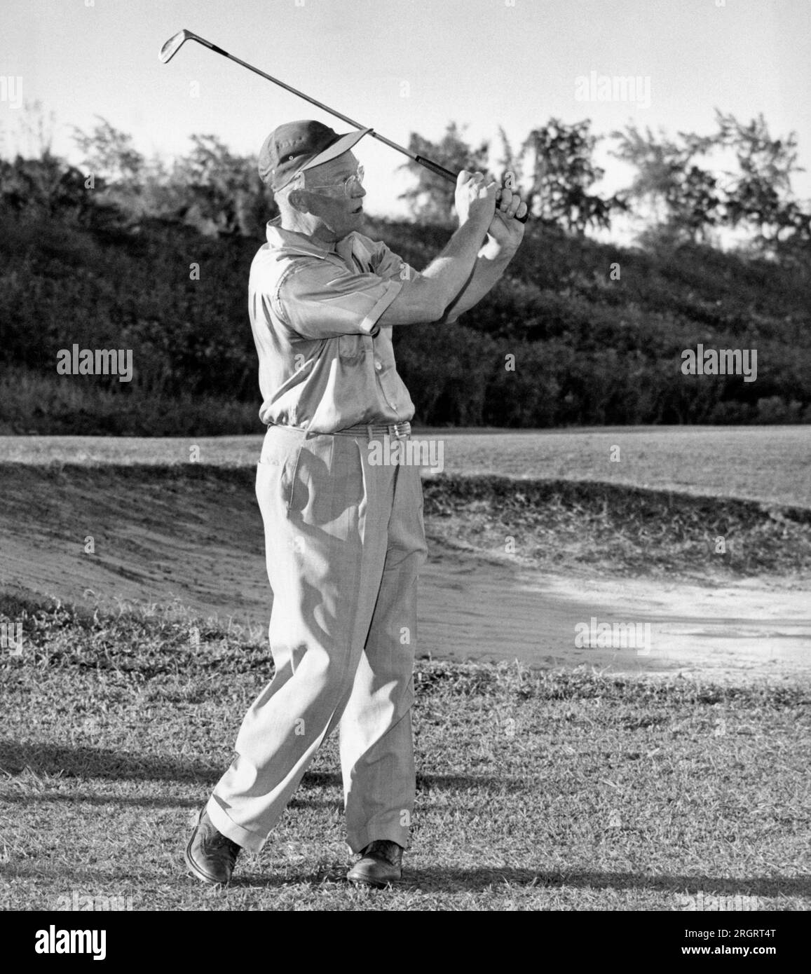 Kaneohe, Hawaii: 1951 il presidente eletto Ike Eisenhower gioca a golf presso i campi della Marine Air Station dopo il suo arrivo alle Hawaii a bordo dell'incrociatore della Marina degli Stati Uniti "Helena". Foto Stock