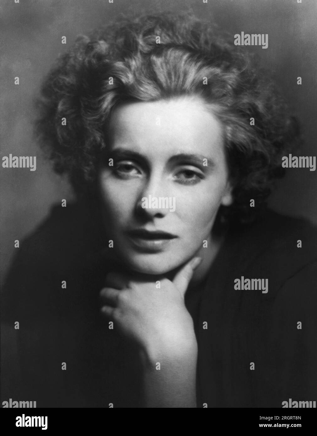 New York, New York: Luglio 1925 Un ritratto della star del cinema Greta Garbo. Foto Stock