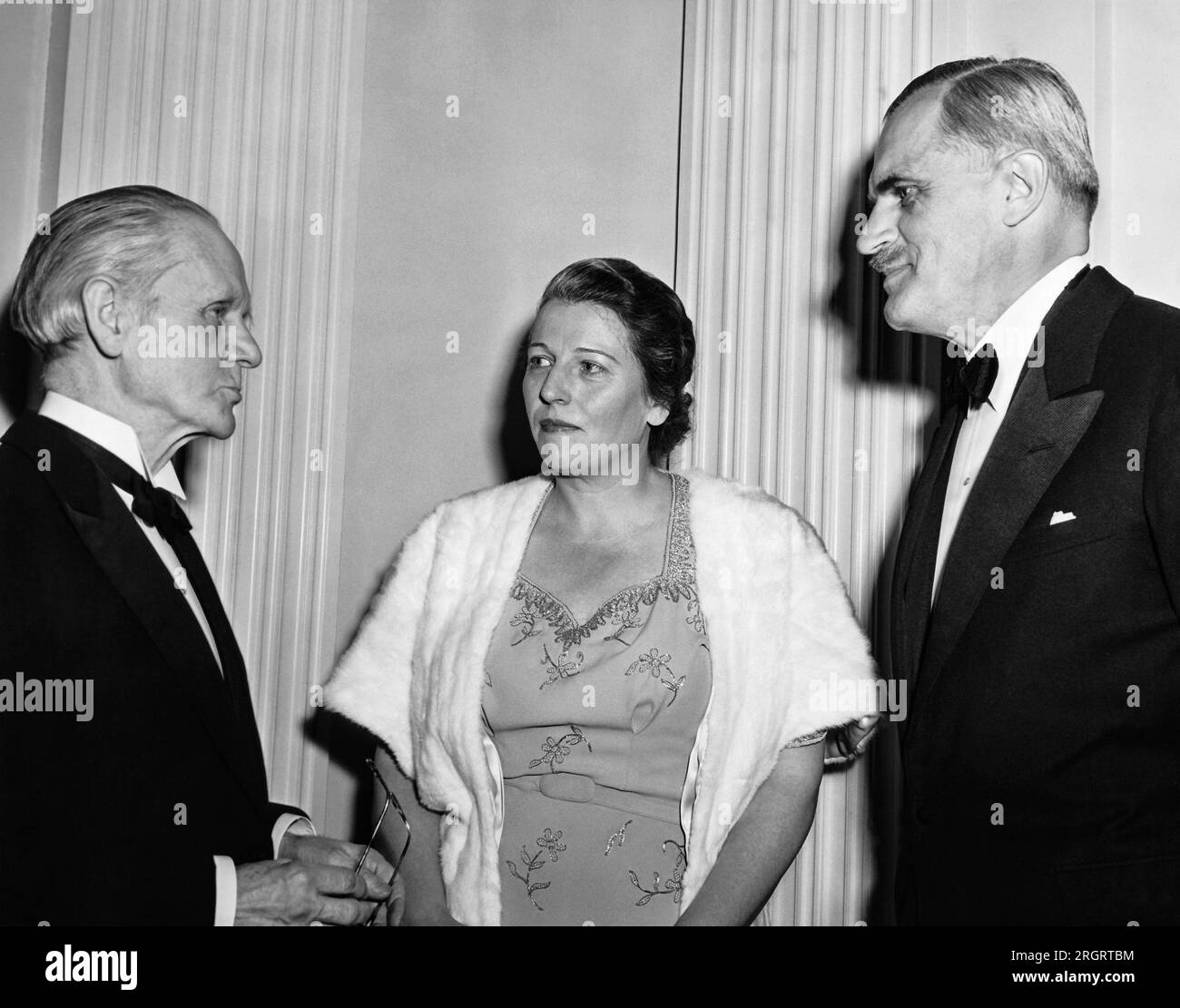 New York, New York: 10 dicembre 1942 si è tenuta una cena per gli ex vincitori del Premio Nobel per la Pace, in quanto non sono stati assegnati nuovi premi dallo scoppio delle ostilità. (L-R): Sir Norman Angell, 1933 Peace Prize; Pearl Buck, 1938 Literature Prize; e Arthur Holly Compton, 1936 Physics Prize. Foto Stock