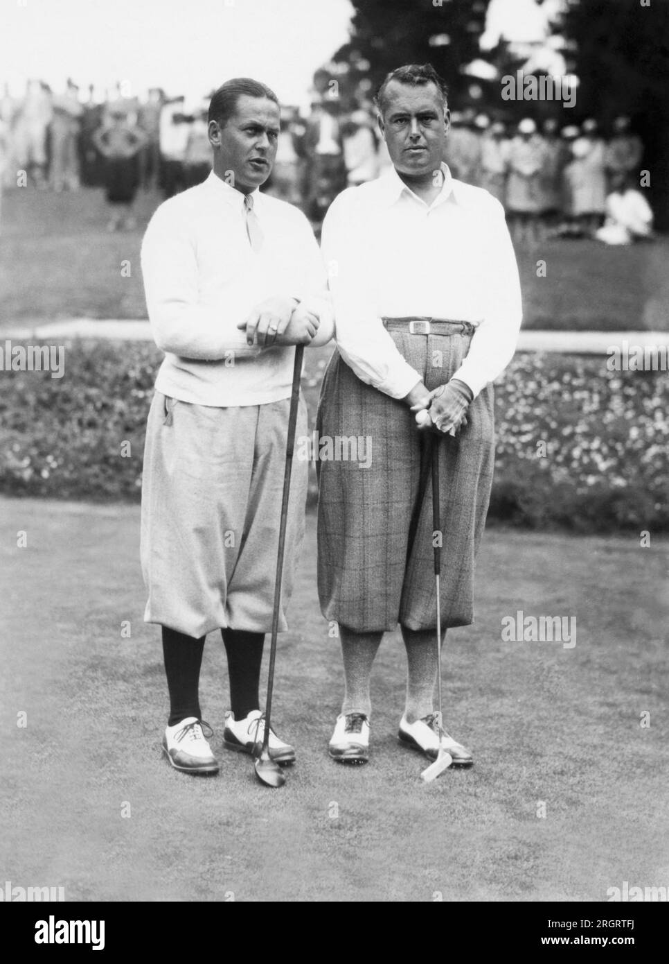 Pebble Beach, California: 1929 golfista Bobby Jones (a sinistra) al Pebble Beach Golf Course insieme al famoso dilettante britannico Cyril Tolley Foto Stock