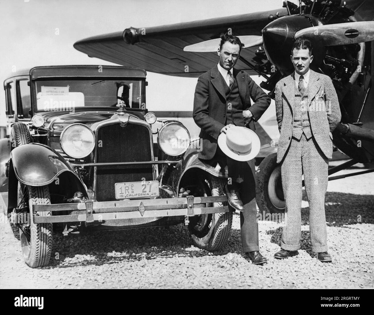 California: 1928 Howard Hughes e lo stunt Flyer Roscoe Turner in un aeroporto in California. Hughes guida l'auto ufficiale del Pacific Aero Club. Foto Stock