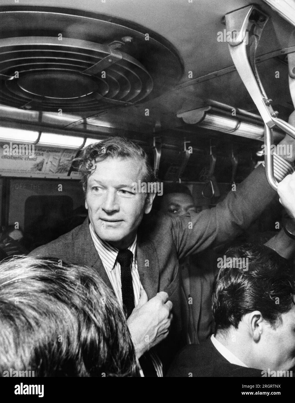 New York, New York: 5 maggio 1970 il sindaco John Lindsay mentre prende la metropolitana di Lexington lungo il tragitto per il Municipio. Foto Stock