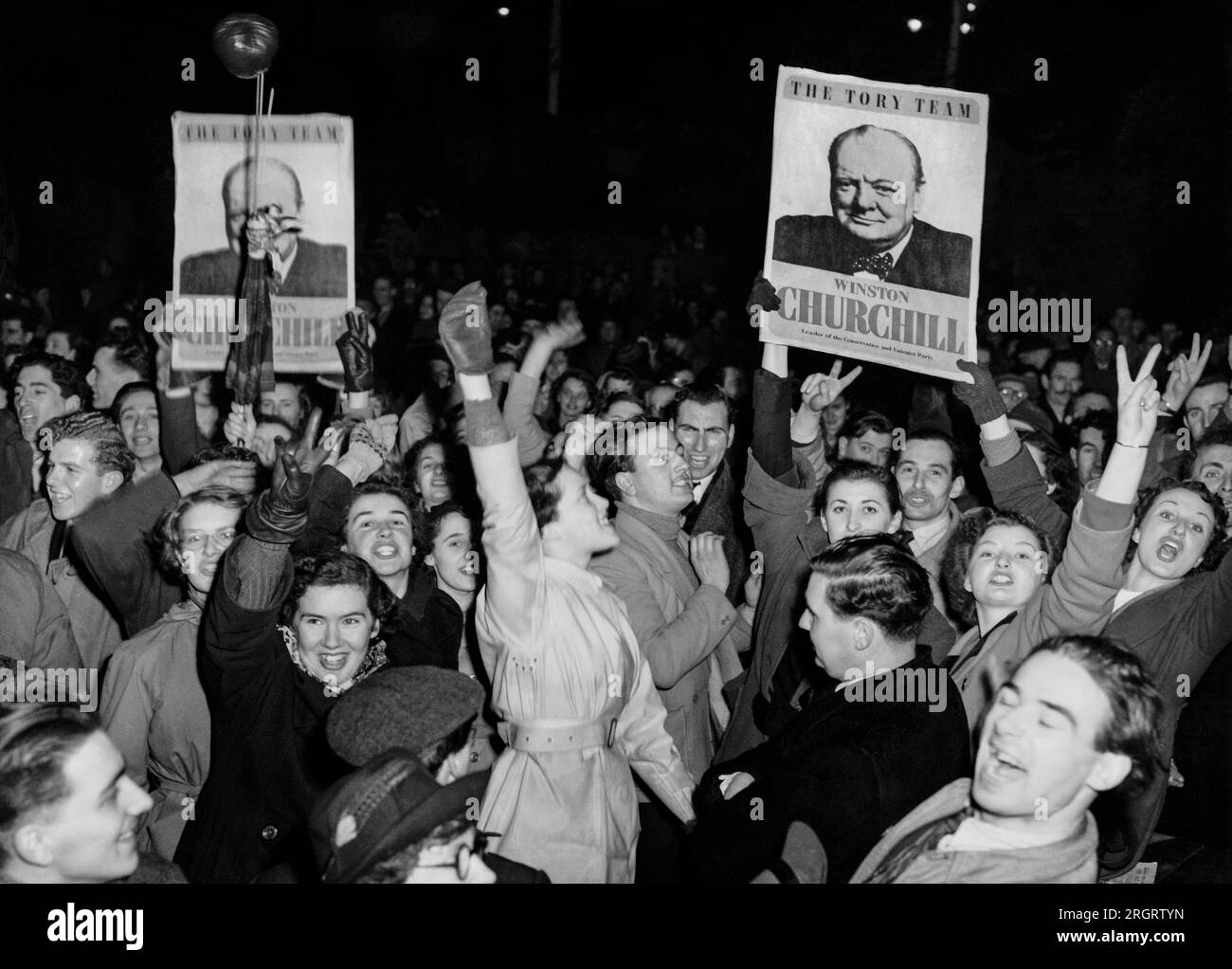 Londra, Inghilterra: 24 febbraio 1950 i conservatori di Londra applaudono un poster di Winston Churchill durante il ritorno delle elezioni a Trafalgar Square. Foto Stock