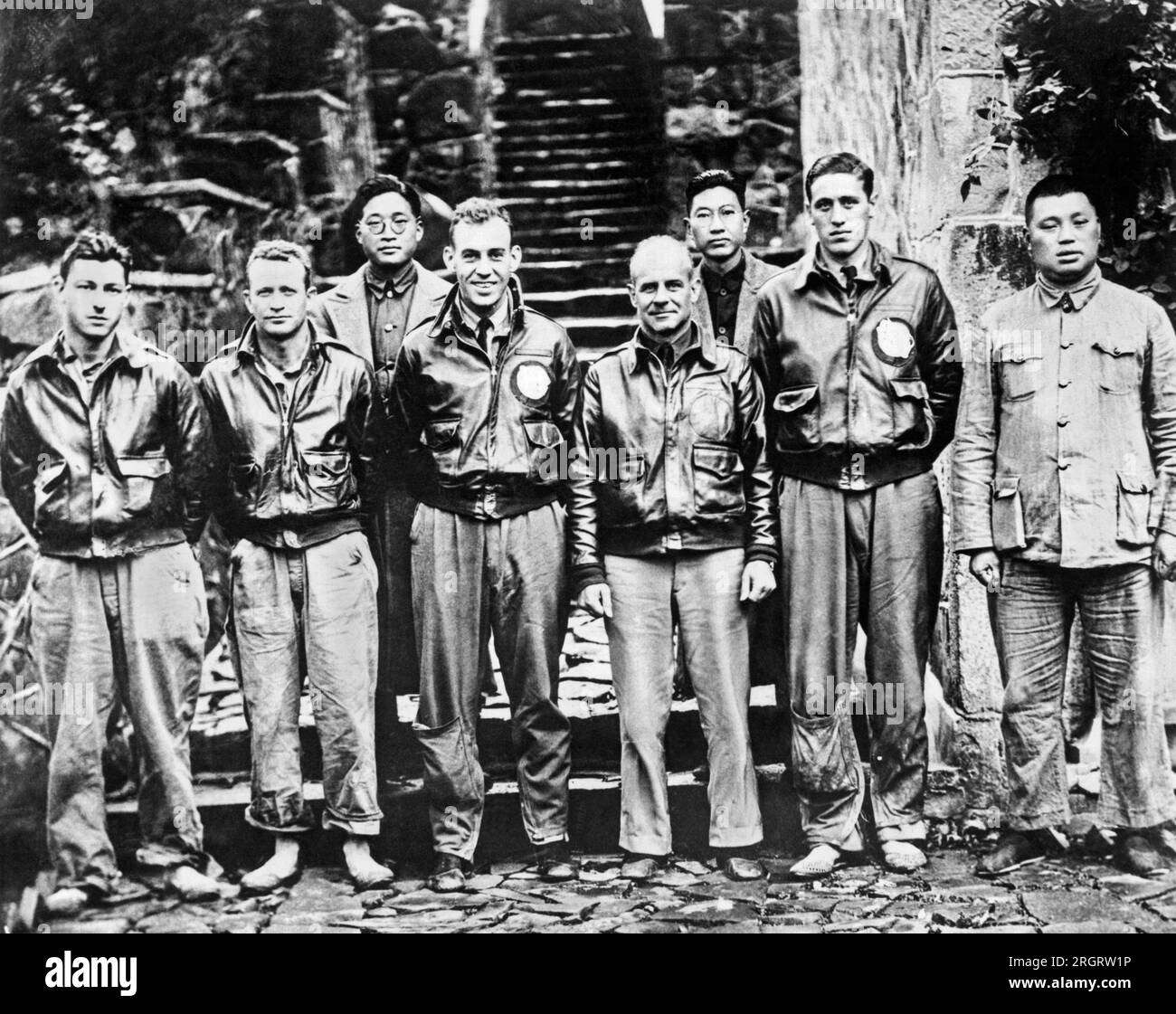 Cina: 22 aprile 1943 il maggiore generale Jimmy Doolittle e il suo equipaggio dopo aver guidato il primo bombardamento su Tokyo durante la seconda guerra mondiale. I Raiders decollarono in sedici B-25 dalla USS. La portaerei Hornet e poi salpò sopra la Cina dopo aver bombardato Tokyo. Nella foto da L a R sono: Staff Sgt. F.A. Braemer, Bombardier; staff Sgt P.J. Leonard, Engineer-Gunner; KT. R.E. Cole, Co-pilota; generale Doolittle; e tenente H.A. Potter, Navigator. Foto Stock