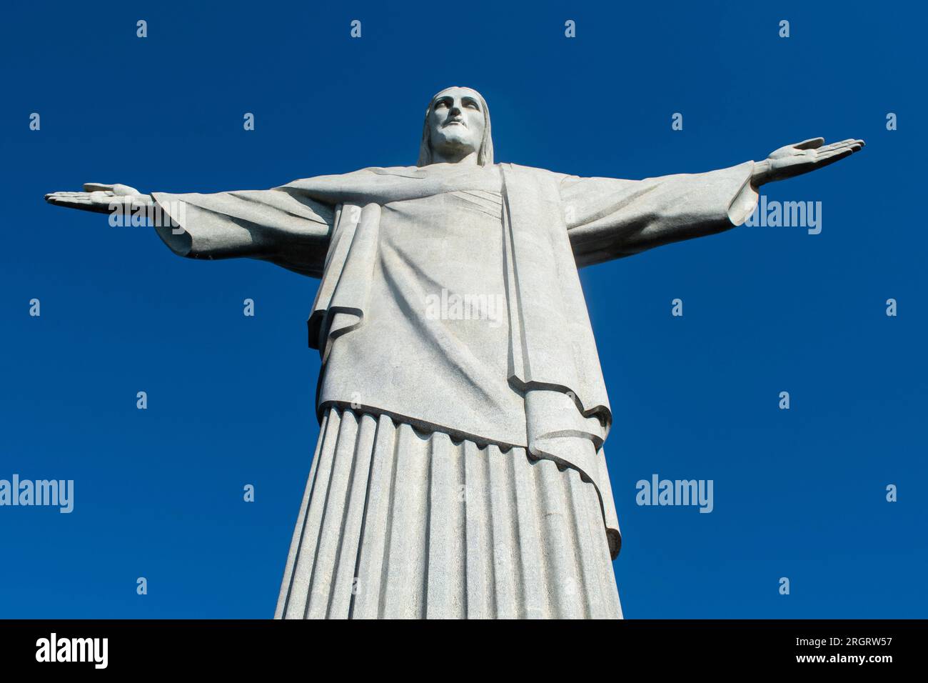 Rio de Janeiro, Brasile: Cristo Redentore, statua in stile deco di Paul Landowski in cima al monte Corcovado, una delle 7 meraviglie del mondo moderno Foto Stock