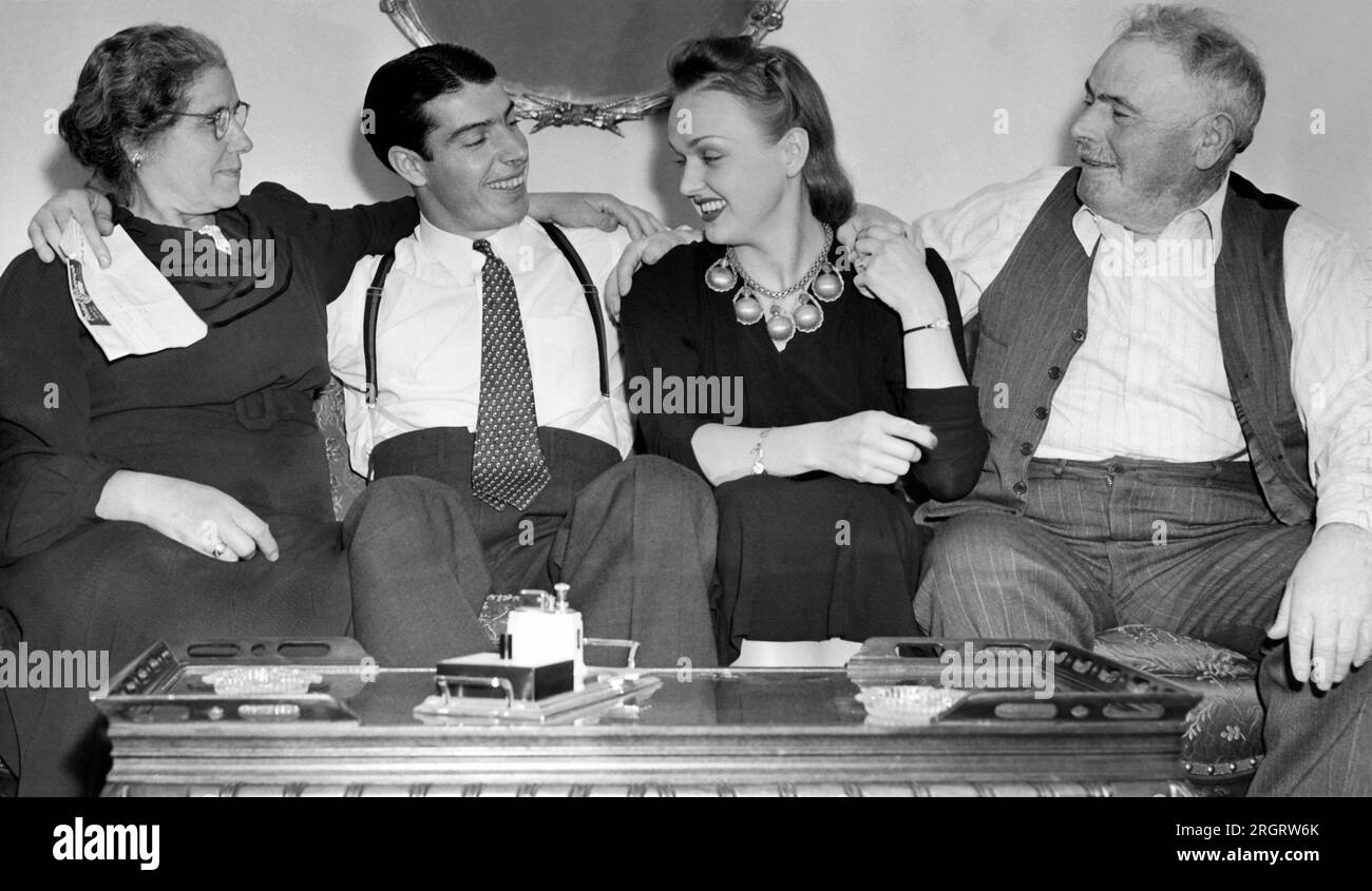 San Francisco, California: 1940 circa Joe DiMaggio siede su un divano con la moglie, l'attrice Dorothy Arnold, e i suoi genitori, Giuseppe e Rosalie DiMaggio. Foto Stock