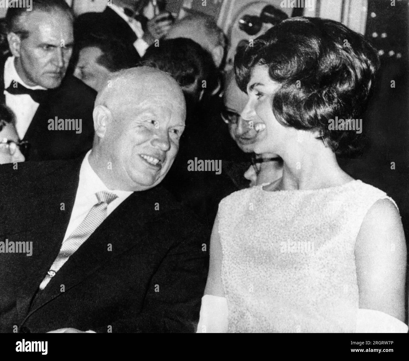 Vienna, Austria: Giugno 1961 Nikita Khrushchev e Jackie Kennedy condividono un momento leggero durante gli incontri del vertice a Vienna tra il presidente John F. Kennedy e il leader sovietico Khrushchev. Foto Stock