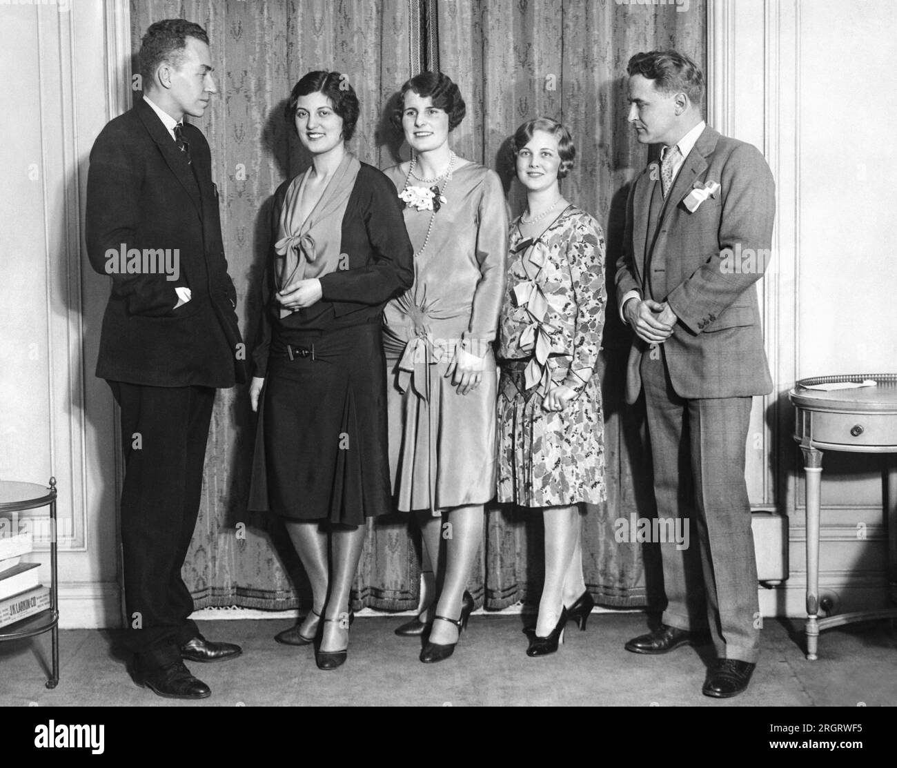 New York, New York: c. 1926 Cornelius Vanderbilt, Jr. (L) e il romanziere F. Scott Fitzgerald, (R) sono giudici in un concorso per le donne più belle nelle categorie tipo americano di debuttante, co-ed, moglie, madre e sportiva. Foto Stock