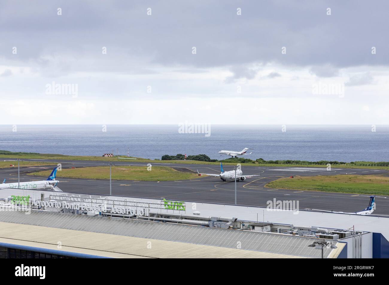 Azzorre, Portogallo - 05.08.2023: Vista sulla pista di João Paolo II dell'aeroporto di Ponta Delgada con aerei, sull'isola di São Miguel nelle Azzorre. Foto Stock