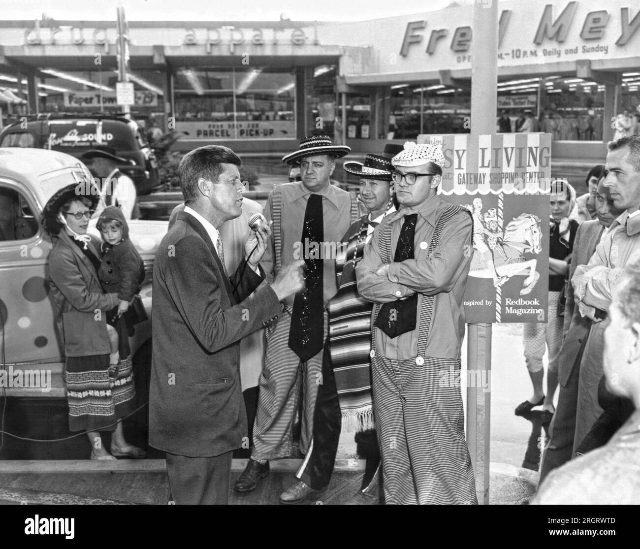Portland, Oregon: Il 25 maggio 1960 il senatore John Kennedy del Massachusetts fa delle campagne al centro commerciale Gateway due giorni prima delle primarie dell'Oregon. I membri dei Fun-o-Rama Funmakers ascoltano con attenzione. Foto Stock